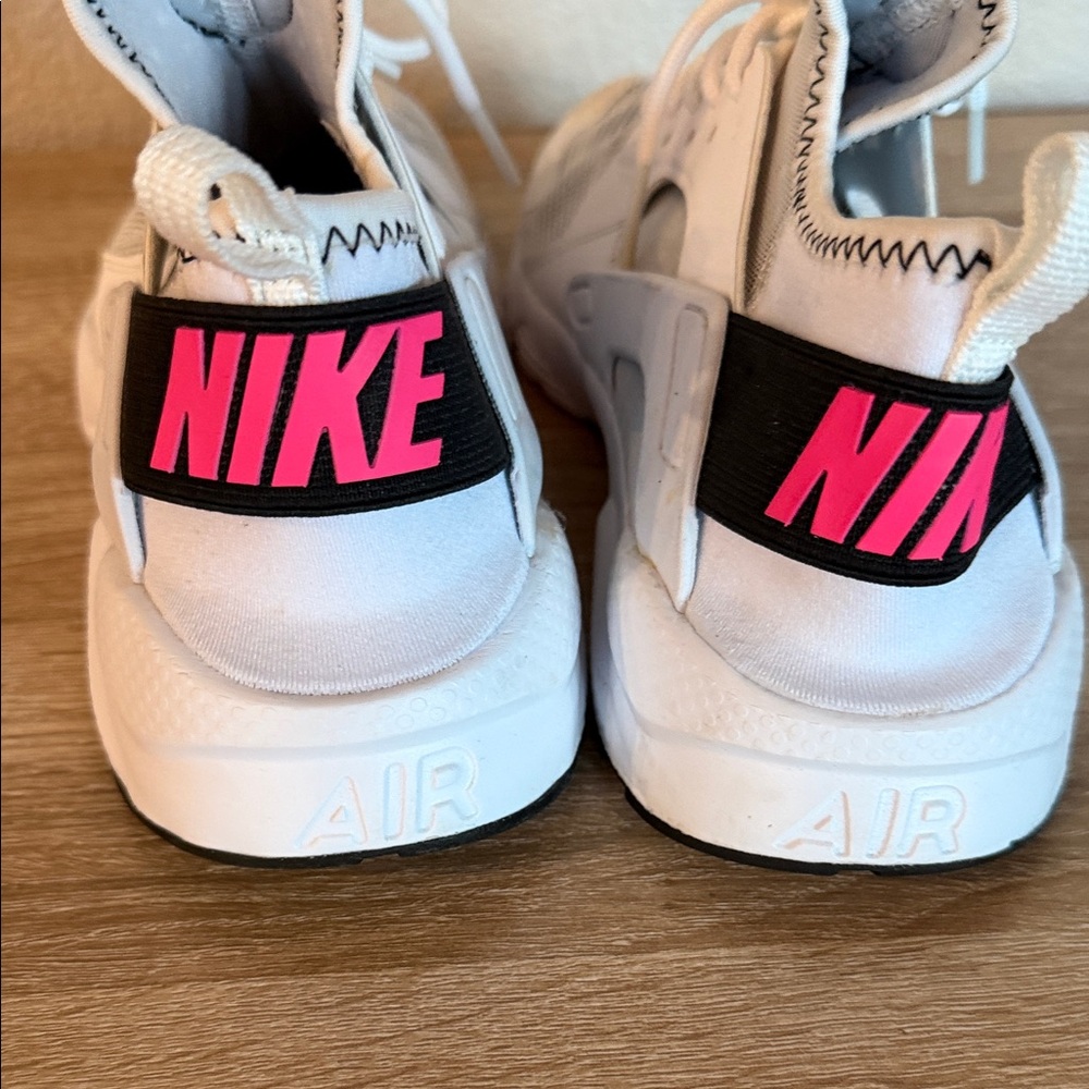 Nike Kids Sneakers White with Black and Pink 6Y - Picture 3 of 5